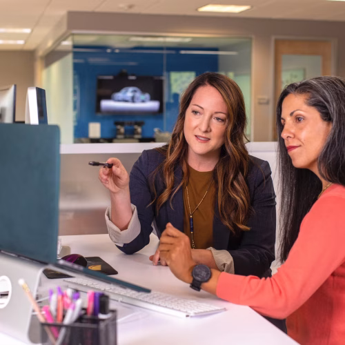 Dos personas comunicándose en un entorno laboral